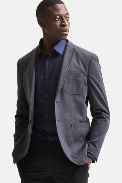 Blauw overhemd met lange mouwen van SELECTED, gedragen met een getextureerd kostuumjasje, op een zwarte broek.