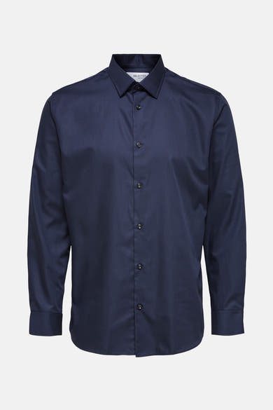 Marineblauw overhemd met lange mouwen van SELECTED / HOMME, met zichtbare knopen op een effen achtergrond.