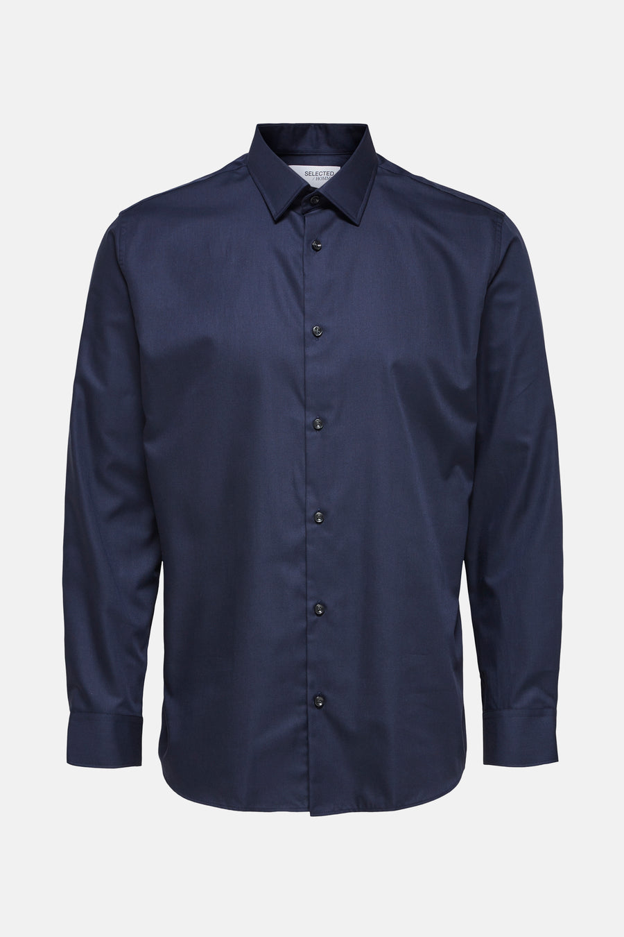 Marineblauw overhemd met lange mouwen van SELECTED / HOMME, met zichtbare knopen op een effen achtergrond.
