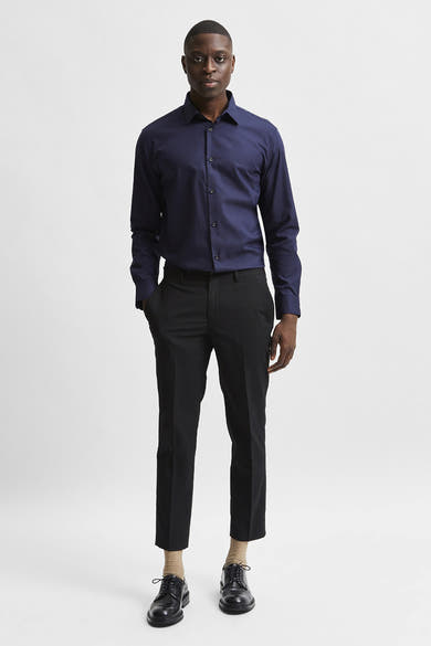 Blauw overhemd met lange mouwen van SELECTED, gedragen met een zwarte broek en bijpassende schoenen.