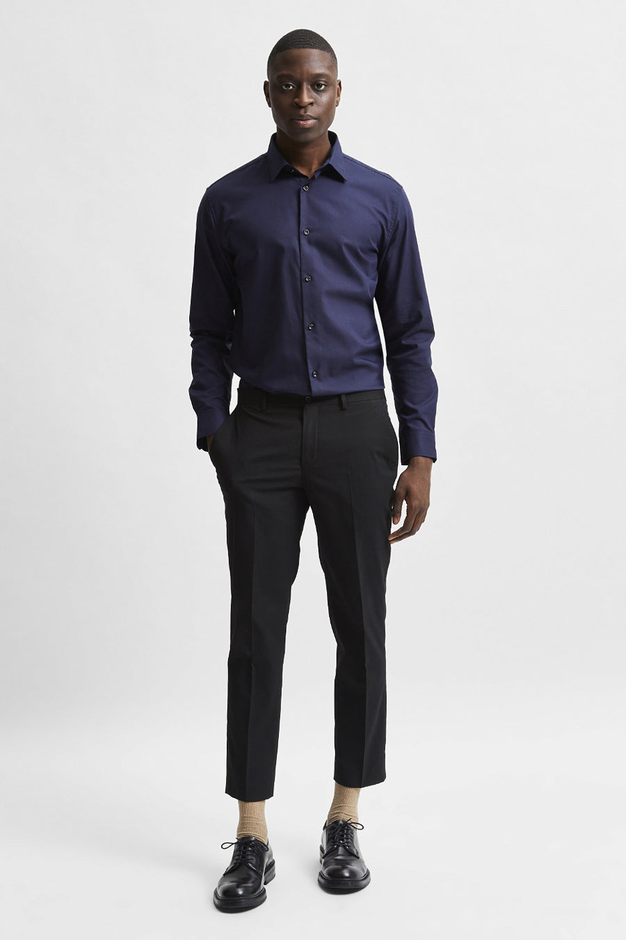 Blauw overhemd met lange mouwen van SELECTED, gedragen met een zwarte broek en bijpassende schoenen.