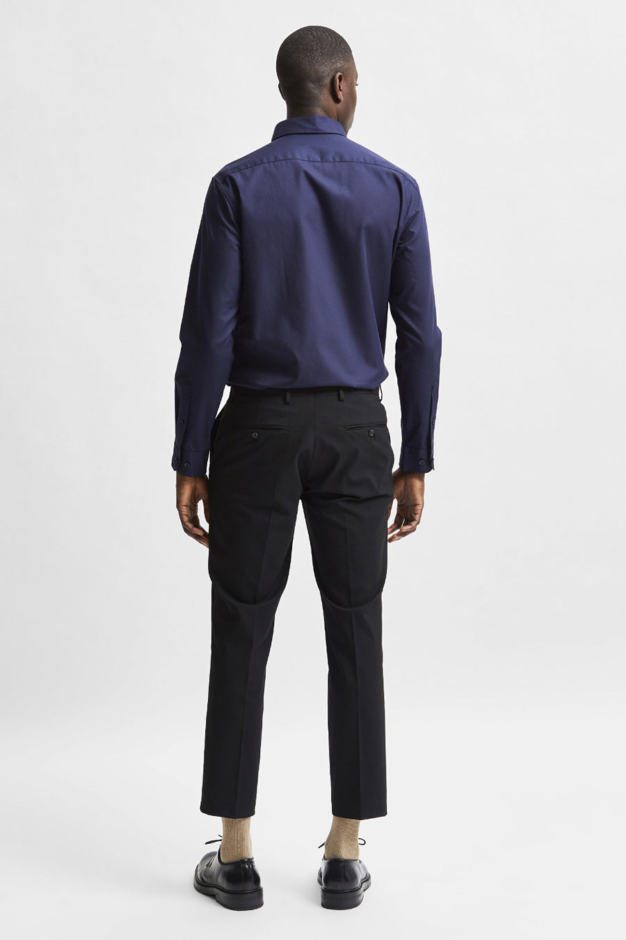 Blauw overhemd met lange mouwen van SELECTED, gedragen met een zwarte broek en nette schoenen.