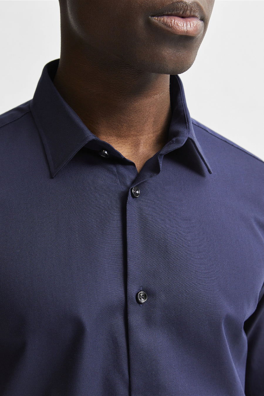 Blauwe blouse met lange mouwen van SELECTED, met subtiele textuur en zichtbare knopen.