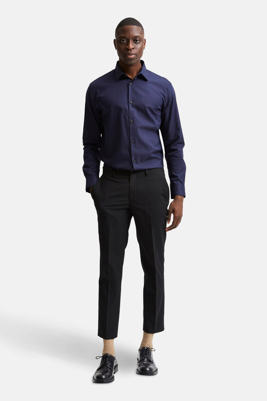 Blauw overhemd met lange mouwen van SELECTED, gedragen met een zwarte broek en leren schoenen.