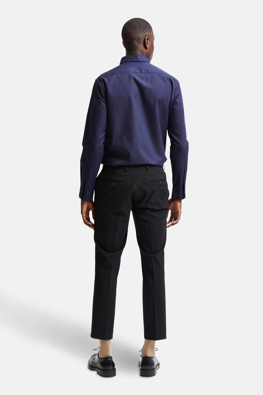 Blauw overhemd met lange mouwen van SELECTED, van achteren gezien, met een zwarte broek en zwarte schoenen.