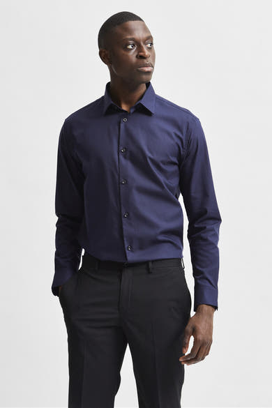 Blauw overhemd met lange mouwen van SELECTED, gedragen met een zwarte broek.