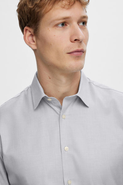Blauw overhemd met lange mouwen van SELECTED, met een subtiel patroon en witte knopen.