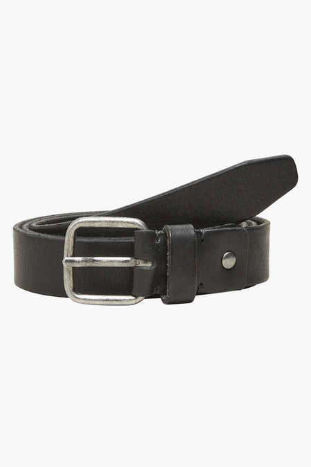 Zwarte leren riem van SELECTED, met een zilveren gesp en zichtbare stiksels.