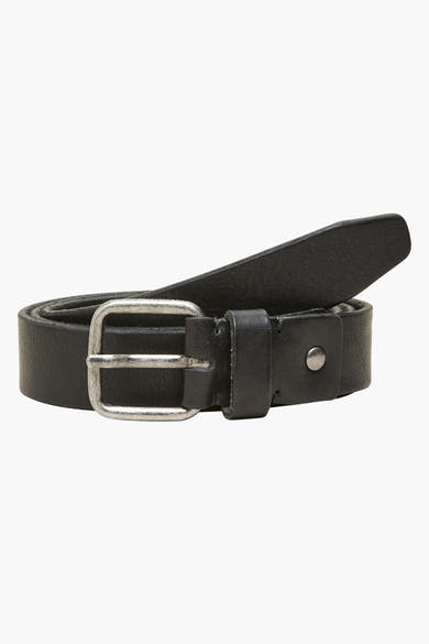 Zwarte riem van SELECTED, met zilveren gesp, plat gepresenteerd op een witte achtergrond.