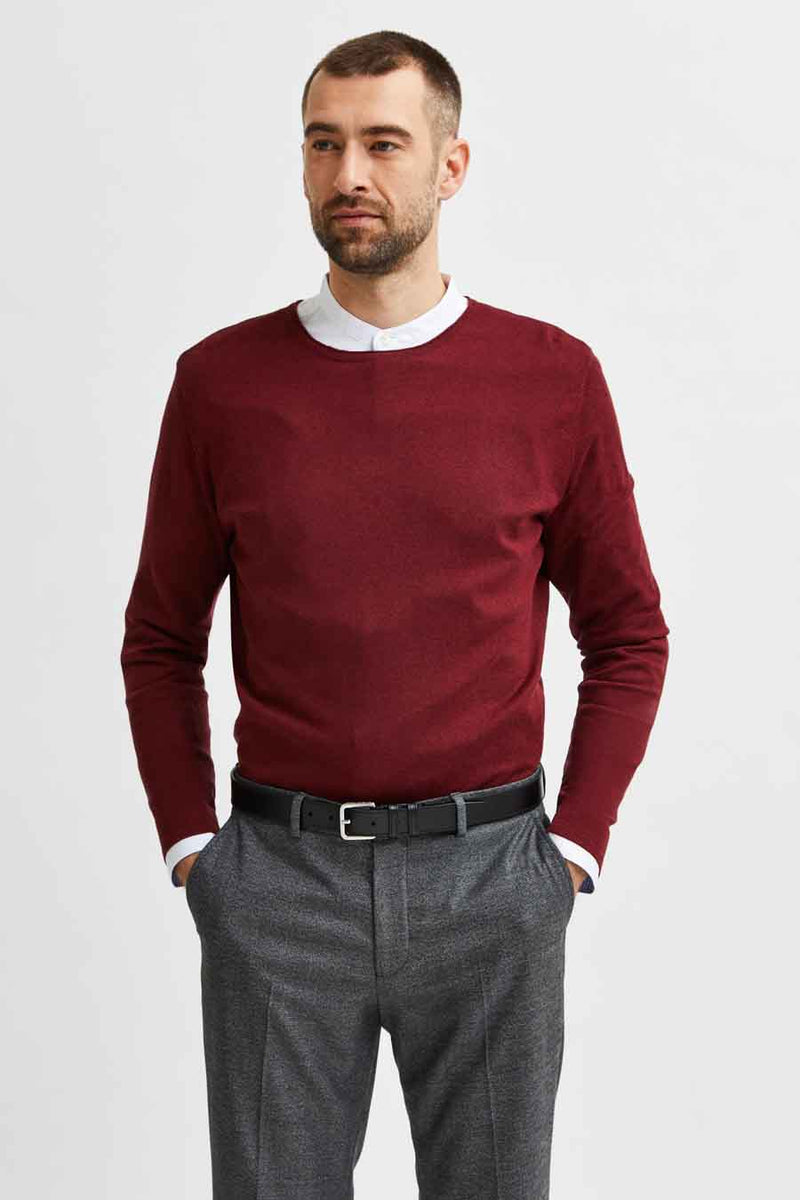 Zwarte leren riem van SELECTED, met zilveren gesp, gedragen met een grijze broek.