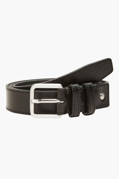 Zwarte leren riem van SELECTED, met een rechthoekige zilveren gesp.