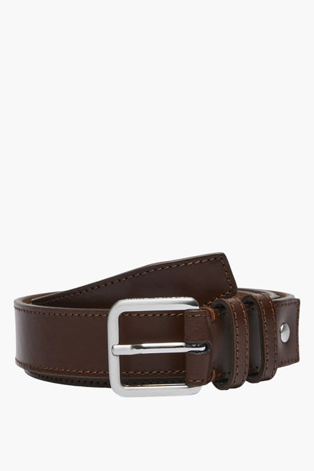 Ceinture marron de SELECTED, avec boucle argentée et surpiqûres ton sur ton.