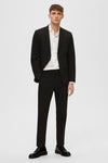 Zwarte blazer van SELECTED, met een wit overhemd en een zichtbare button-down kraag.