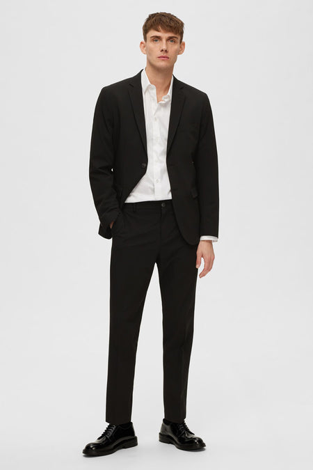 Blazer noir par SELECTED, porté avec une chemise blanche et un pantalon noir, vue de face.