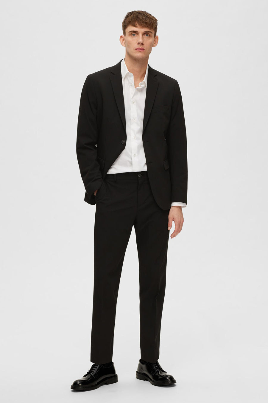 Zwarte blazer van SELECTED, met een wit overhemd en een zichtbare button-down kraag.