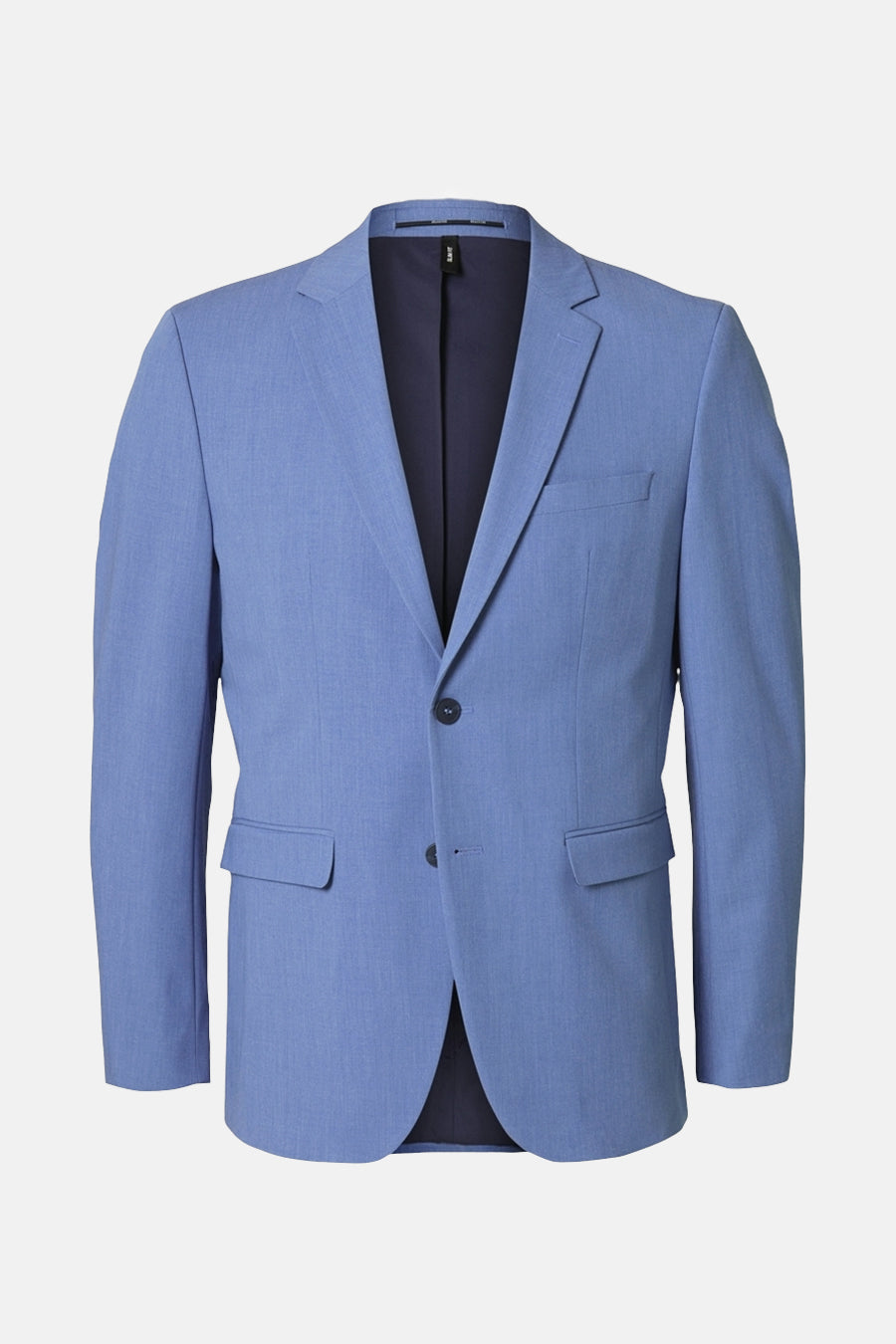 Lichtblauwe blazer van SELECTED, met een marineblauwe voering en een sluiting met twee knopen.