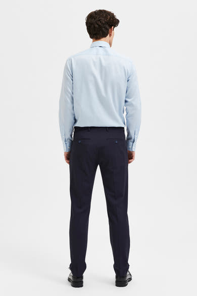 Pantalon de costume bleu SELECTED, uni, porté avec une chemise bleu clair.