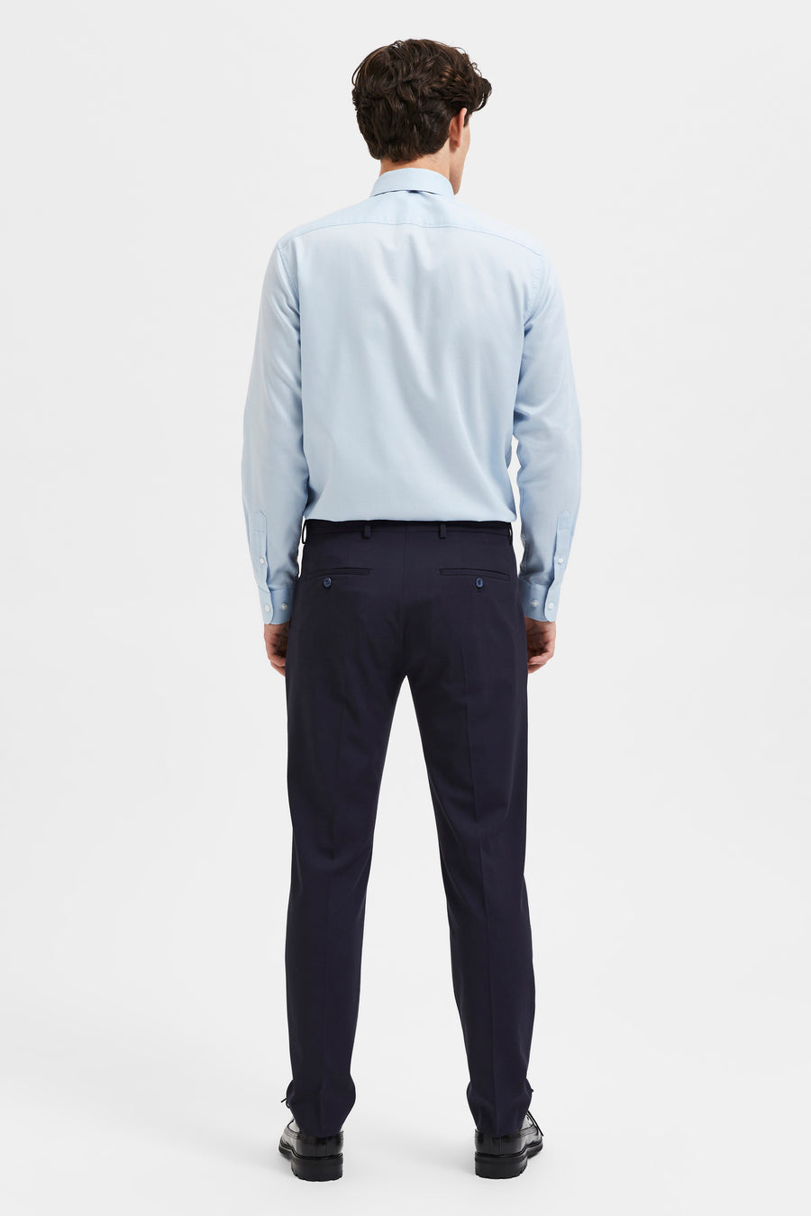 Pantalon de costume bleu SELECTED, uni, porté avec une chemise bleu clair.