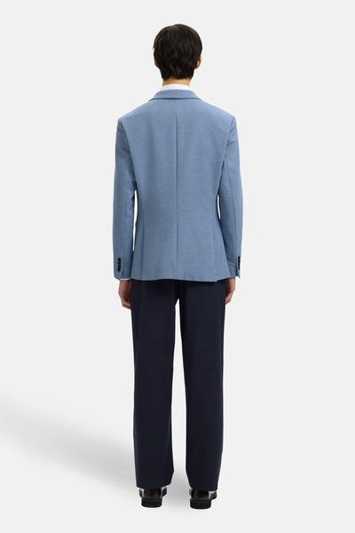 Blauwe blazer van SELECTED, met een slim fit, gedragen met een zwarte pantalon en nette schoenen.