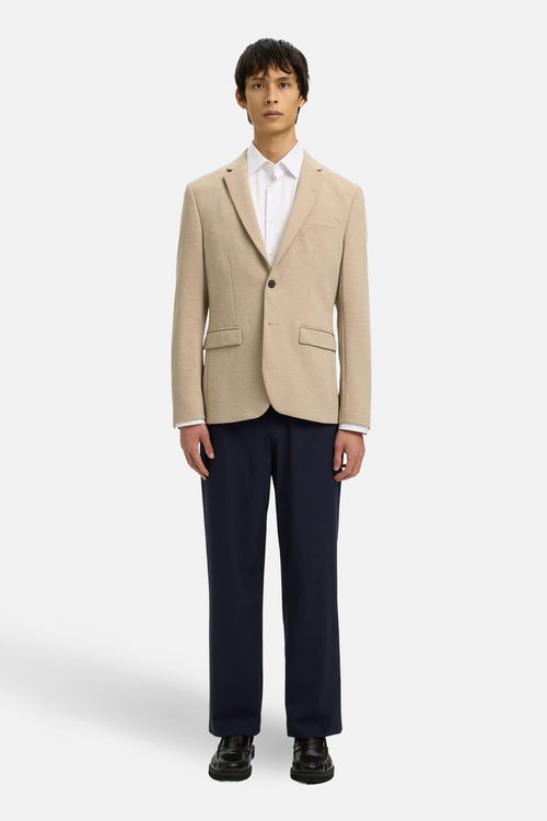 Blazer beige SELECTED, porté sur une chemise blanche et un pantalon bleu marine avec des chaussures noires.
