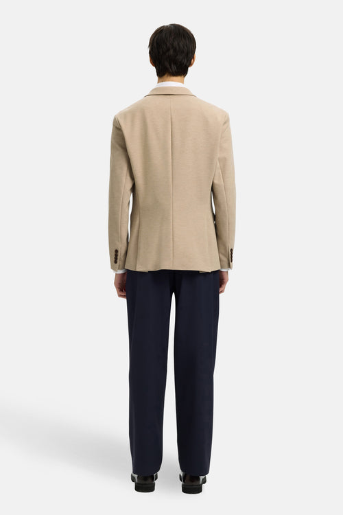 Blazer beige de SELECTED, porté avec un pantalon bleu marine, vue de dos.