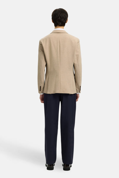 Beige blazer van SELECTED, gedragen met een marineblauwe broek, achtergezicht.