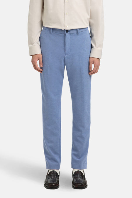 Pantalon de costume bleu de SELECTED, porté avec une chemise beige clair et des mocassins en cuir marron.