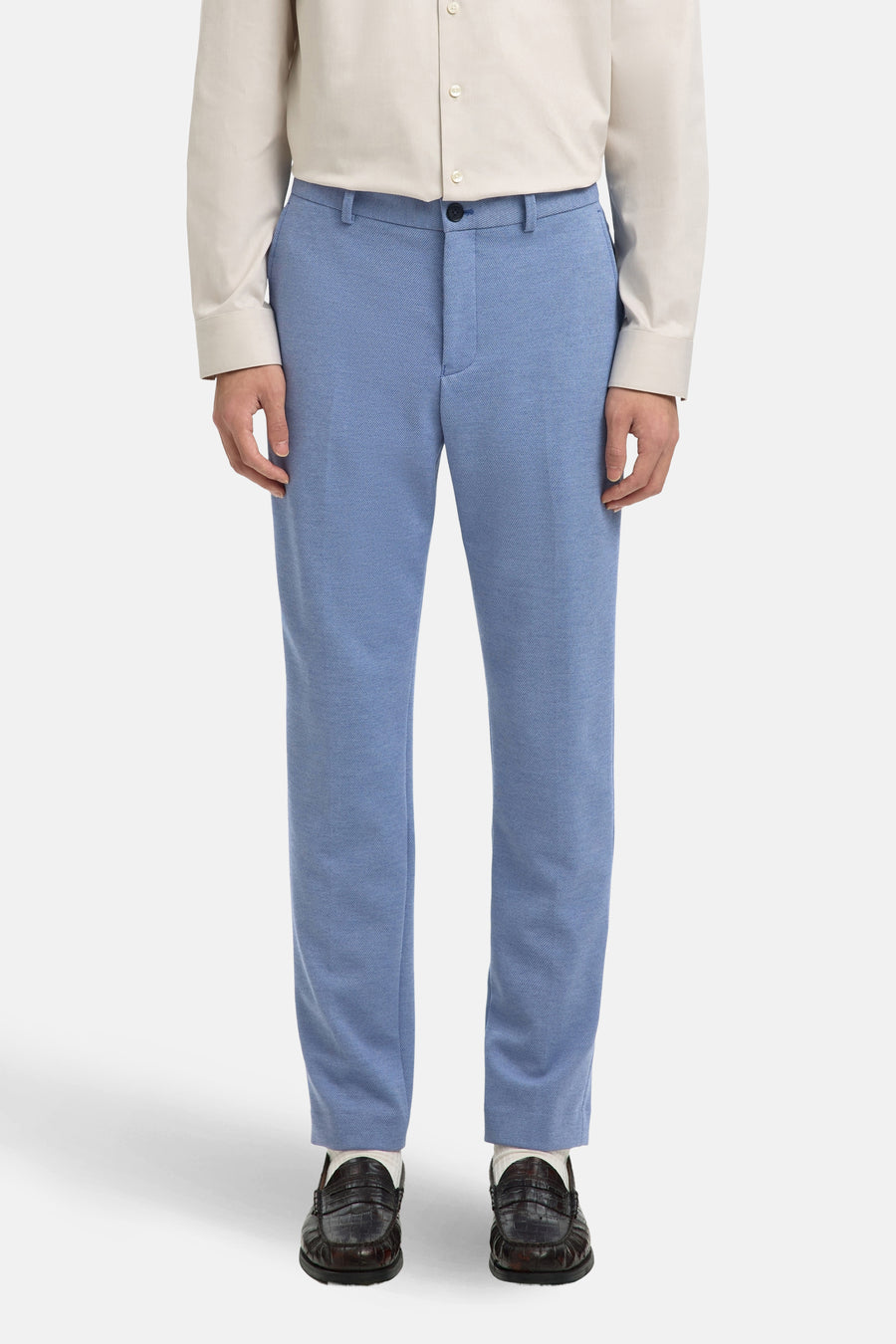 Pantalon de costume bleu de SELECTED, porté avec une chemise beige clair et des mocassins en cuir marron.