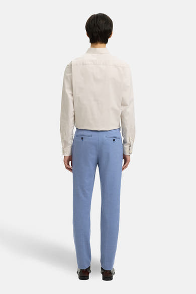 Pantalon de costume bleu de SELECTED, vue de dos, porté avec une chemise beige et des chaussures marron.