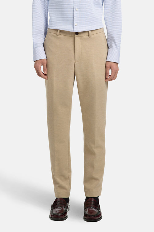 Pantalon de costume brun par SELECTED, sur une personne, porté avec une chemise bleu à motifs et des mocassins bordeaux.