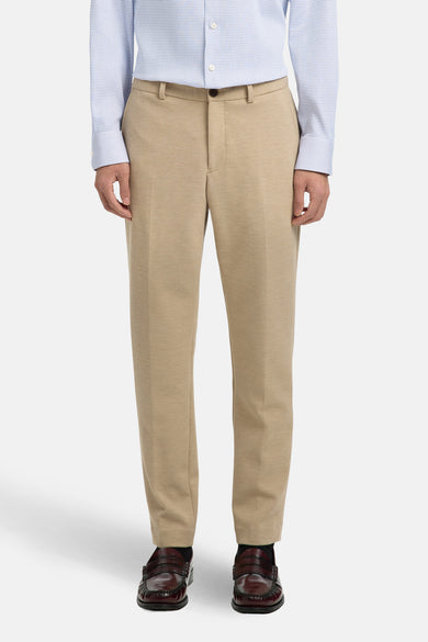 Bruin kostuumbroek van SELECTED, gedragen door een persoon, met een blauw overhemd met patroon en bordeauxrode loafers.
