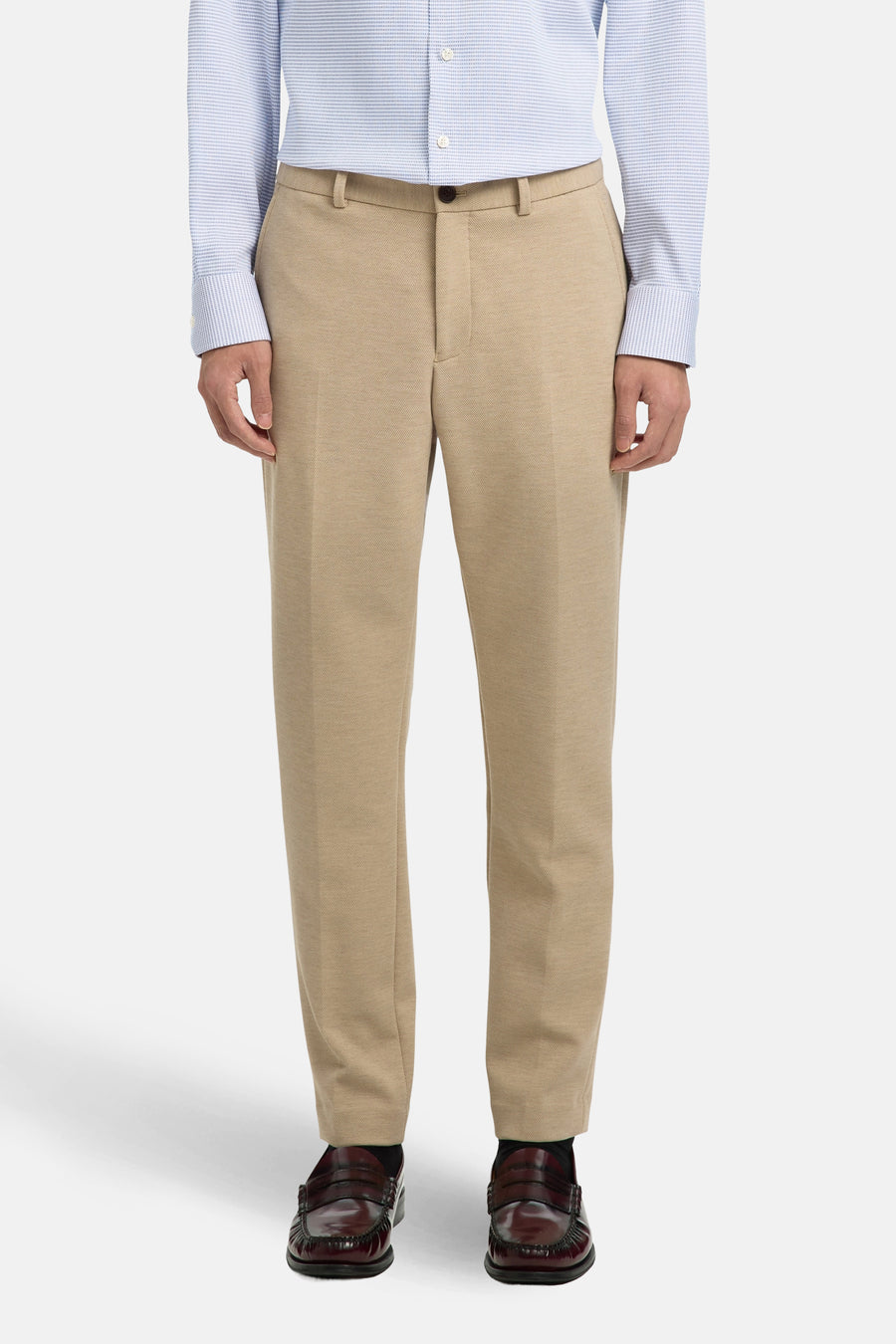 Bruin kostuumbroek van SELECTED, gedragen door een persoon, met een blauw overhemd met patroon en bordeauxrode loafers.