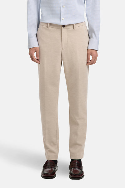 Bruin kostuumbroek van SELECTED, met een subtiele textuur en gedragen met een bedrukt overhemd en loafers.