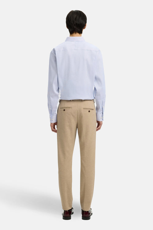 Pantalon de costume brun de SELECTED, coupe droite, avec poches arrière boutonnées et chaussures en cuir bordeaux.