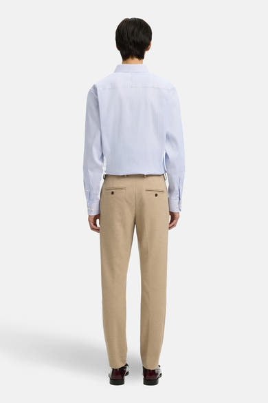 Bruine pantalon de costume van SELECTED, rechte pasvorm, met achterzakken met knoopsluiting en bordeauxrode leren schoenen.