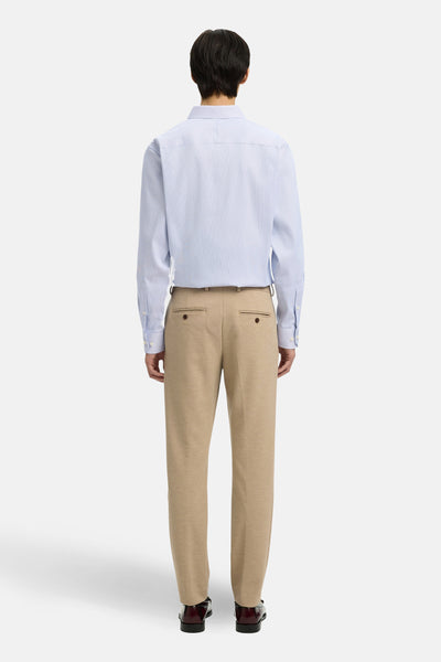 Pantalon de costume brun de SELECTED, coupe droite, avec poches arrière boutonnées et chaussures en cuir bordeaux.