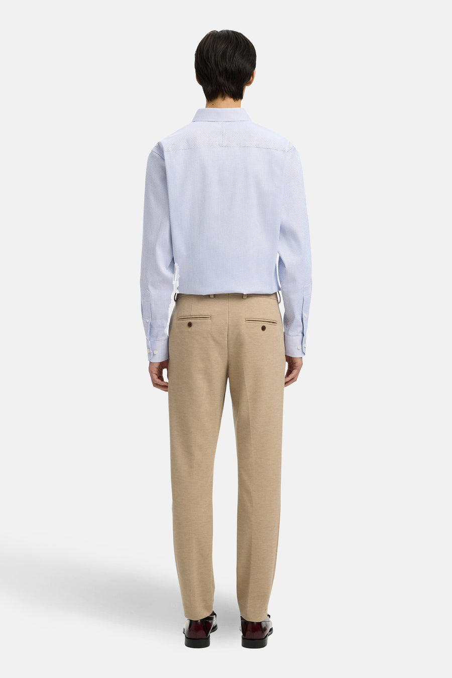 Bruine pantalon de costume van SELECTED, rechte pasvorm, met achterzakken met knoopsluiting en bordeauxrode leren schoenen.