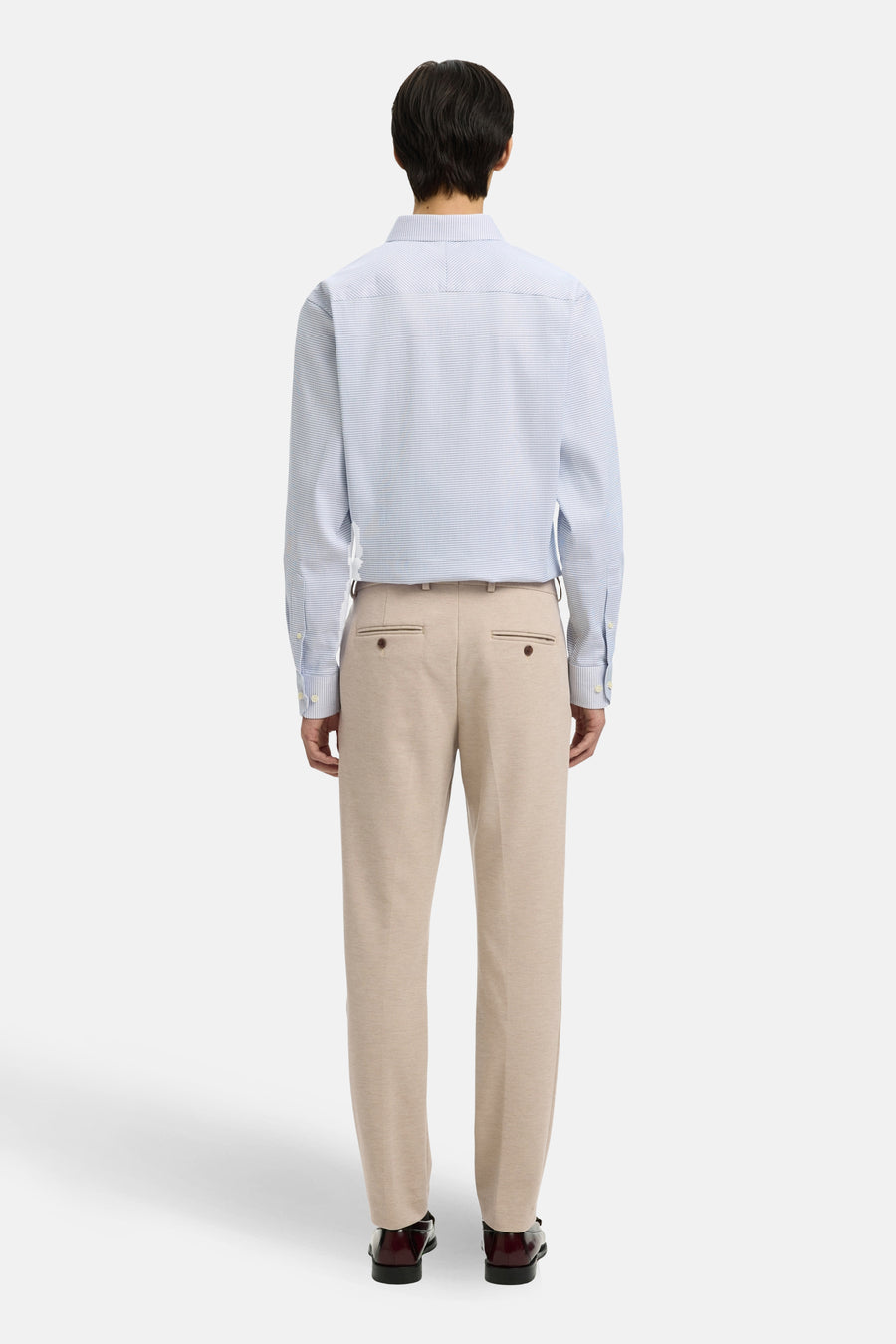 Bruine pantalon de costume van SELECTED, rechte pasvorm, met achterzakken met knoopsluiting en bordeauxrode schoenen.