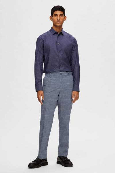 Pantalon de costume bleu à carreaux par SELECTED, porté avec une chemise bleu marine et des chaussures noires.
