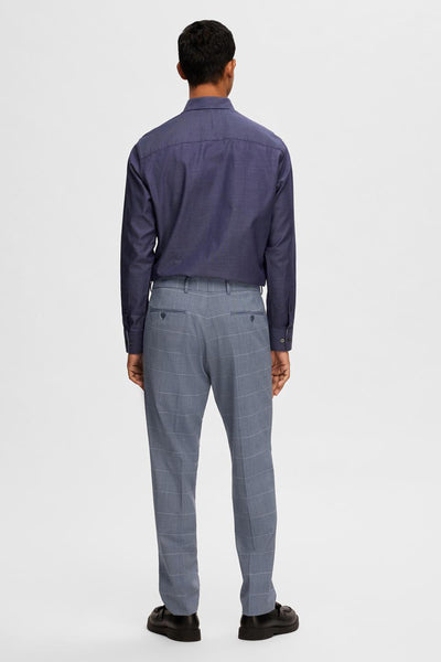 Pantalon de costume bleu à carreaux by SELECTED, vue de dos avec chemise bleu marine et chaussures noires.