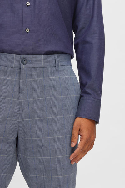 Pantalon de costume bleu à carreaux, de SELECTED, avec une chemise bleu marine texturée portée.