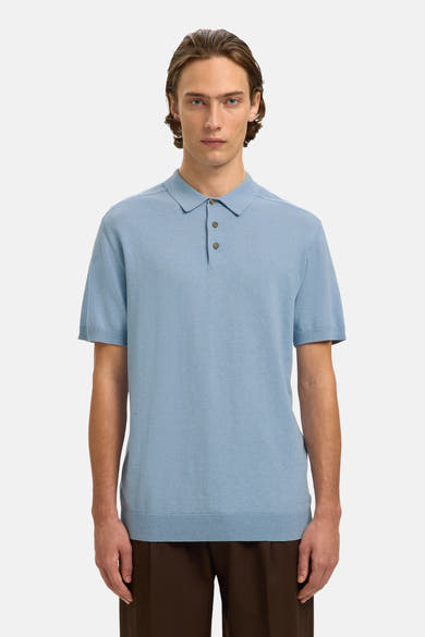 Polo bleu clair de SELECTED, porté par un homme, avec des finitions côtelées.