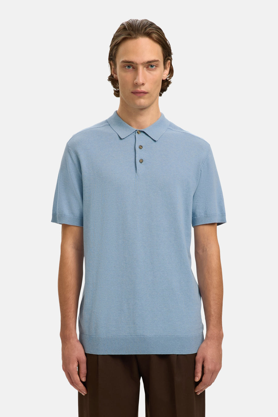 Polo bleu clair de SELECTED, porté par un homme, avec des finitions côtelées.