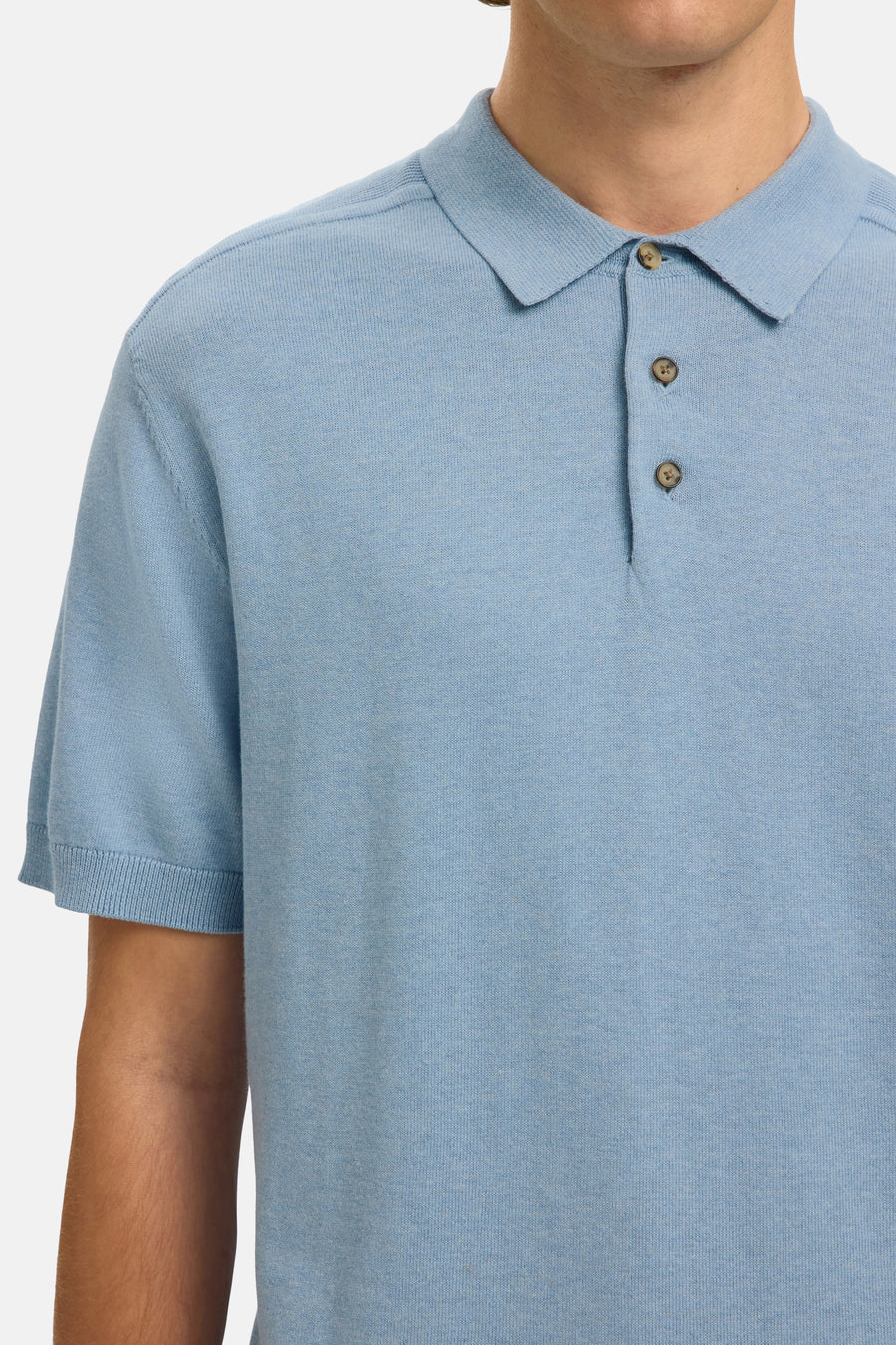 Polo bleu clair en maille par SELECTED, avec col classique et manches courtes.

