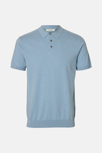 Polo bleu en maille par SELECTED, avec manches courtes et patte de boutonnage marron.
