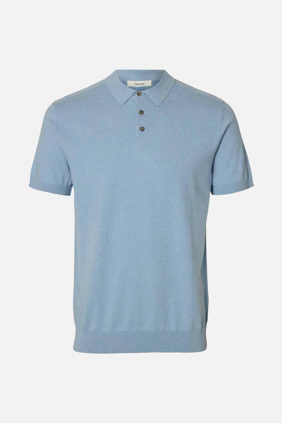 Polo bleu en maille par SELECTED, avec manches courtes et patte de boutonnage marron.
