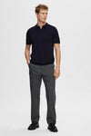 Polo à manches courtes bleu de SELECTED, porté avec un pantalon gris et des chaussures noires à franges.