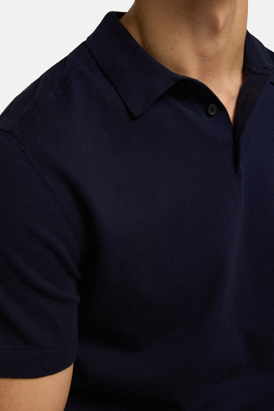 Polo à manches courtes bleu de SELECTED, avec col classique et patte de boutonnage subtile.