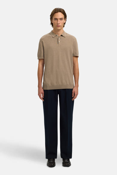 Polo brun en maille de SELECTED, porté avec un pantalon bleu marine et des chaussures en cuir marron.
