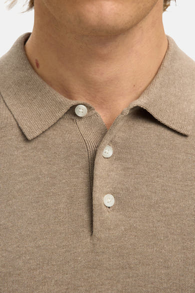 Polo en tricot marron de SELECTED, avec trois boutons blancs et un col classique.